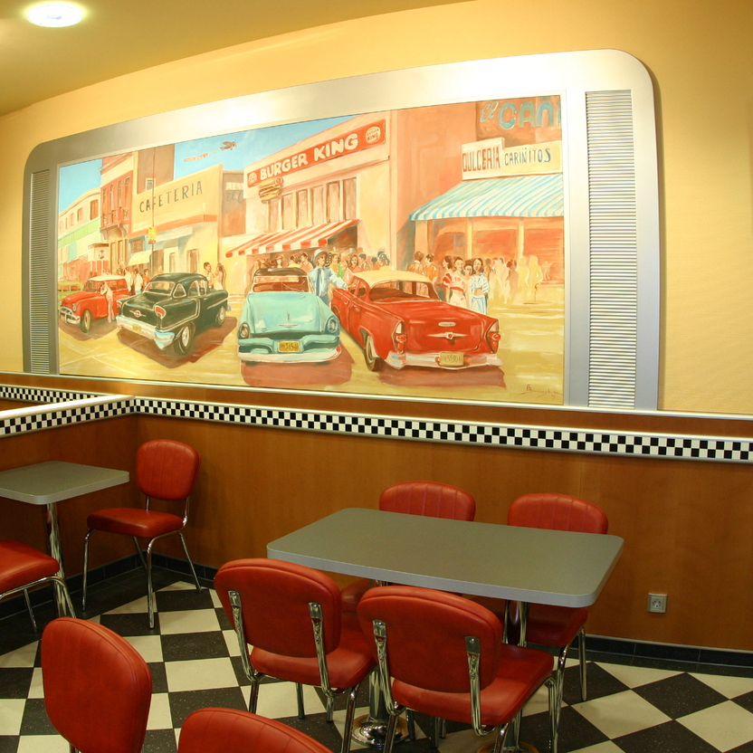 Sitzbereich mit roten Polsterstühlen, Retro-Wandbild und Schachbrettboden im thematischen Ladenbau