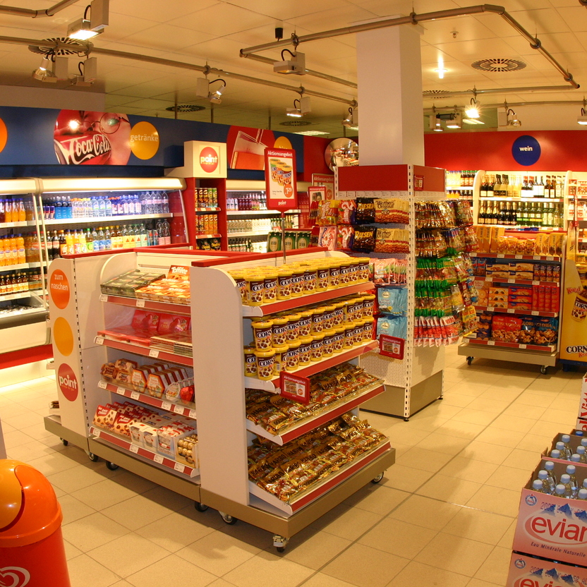 Getränkeregale, Snackstationen und Kühlmöbel im modular aufgebauten Ladenbau eines Nahversorgers