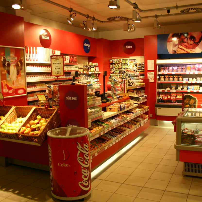 Kompakter Ladenbau mit Warengruppen wie Süßwaren, Tabak, Snacks, Obst und Tiefkühltruhe