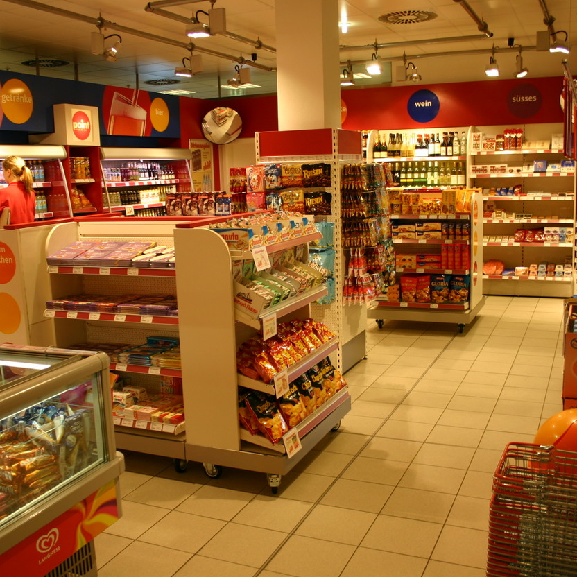 Regalinseln und Aktionsflächen im durchdachten Ladenbau mit klarer Zonierung und Sortimentsstruktur