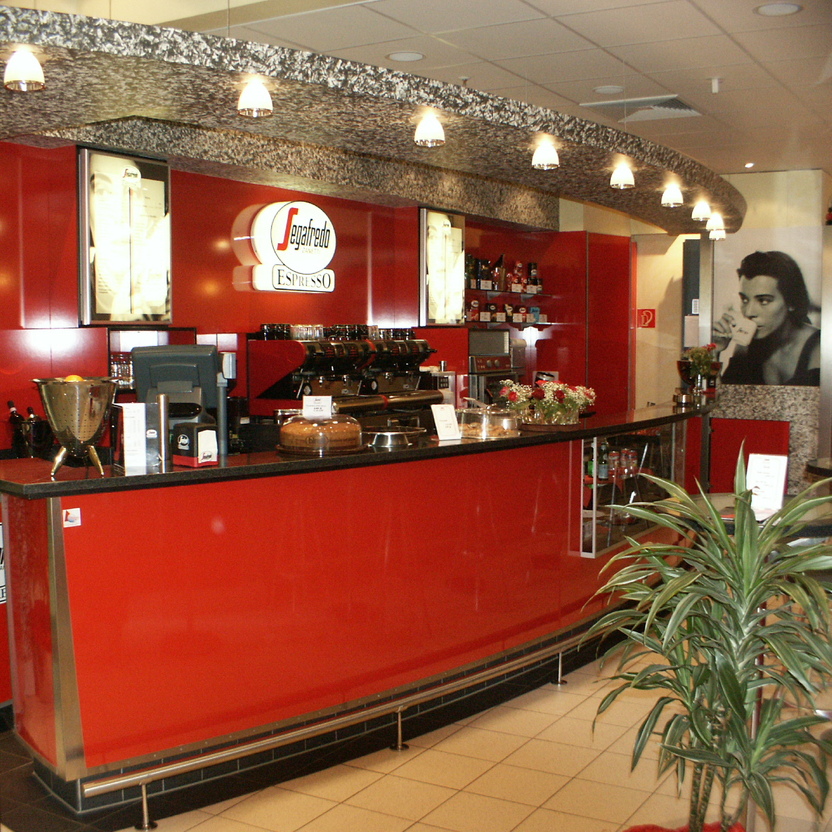 Rote Espressotheke mit Siebträgermaschinen, Rückbuffet und Spiegeldecke im stilvollen Ladenbau