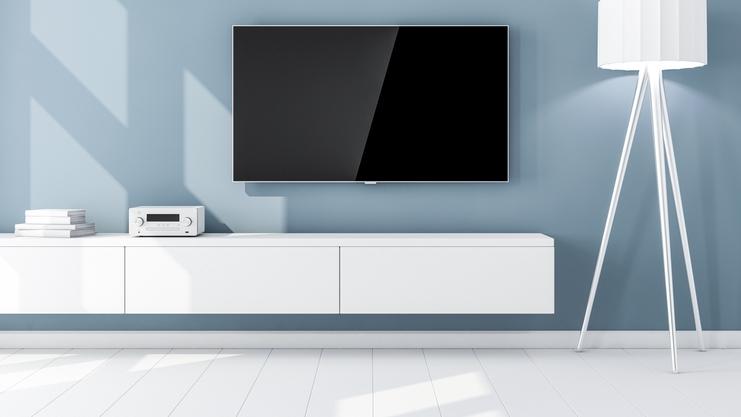 Wei&szlig;es H&auml;ngeboard an blauer Wand