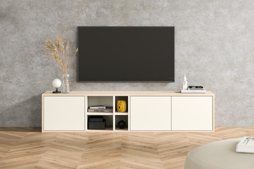 Ma&szlig;gefertigte Kommode in Creme mit offenen F&auml;chern und gelben Akzenten, unter einem Wandfernseher, vor einer Betonwand im urbanen Wohnzimmer.